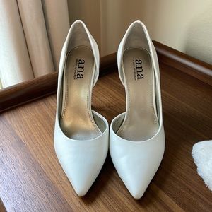 Ana A New Approach, White Pumps, Size 5